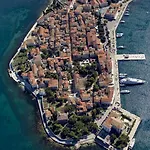 Apartment In With Balcony, Air Conditioning, Wi-fi *